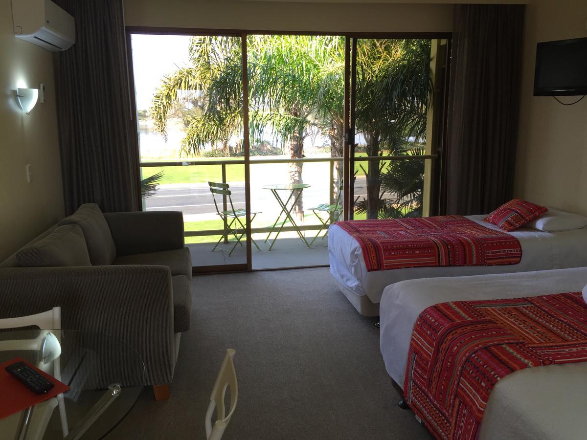 Abel Tasman Waterfront Motel Lakes Entrance Exterior photo