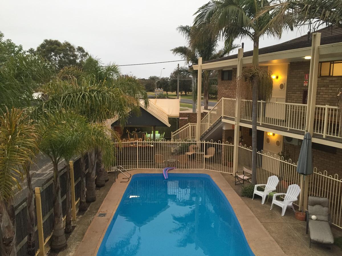 Abel Tasman Waterfront Motel Lakes Entrance Exterior photo