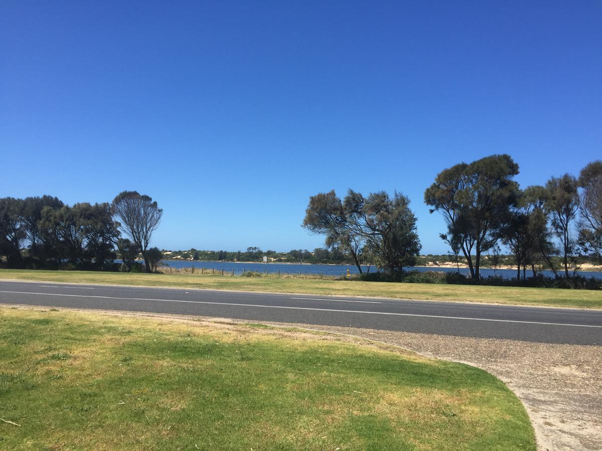 Abel Tasman Waterfront Motel Lakes Entrance Exterior photo