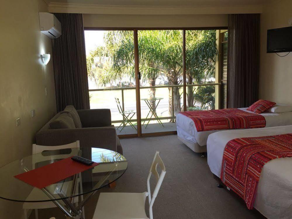 Abel Tasman Waterfront Motel Lakes Entrance Exterior photo