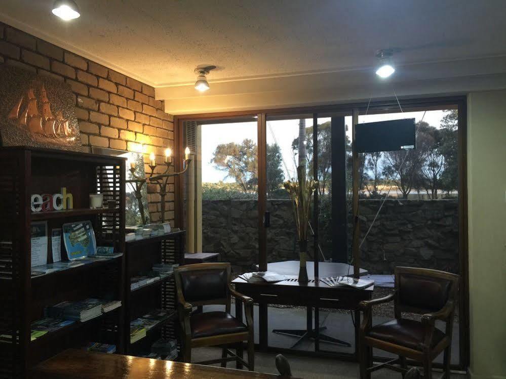 Abel Tasman Waterfront Motel Lakes Entrance Exterior photo